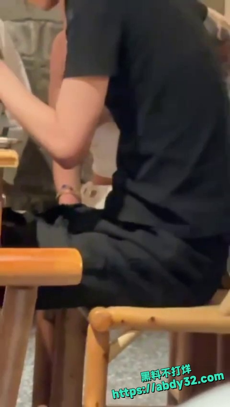 眼镜妹手摸鸡巴视频8
