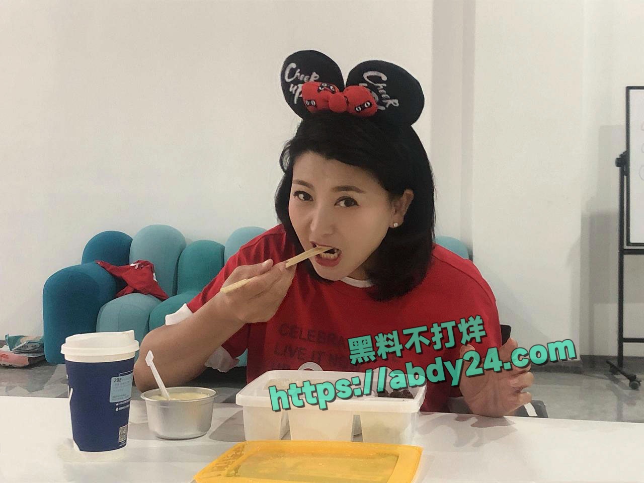 演员闫学晶哭穷事件持续发酵 24