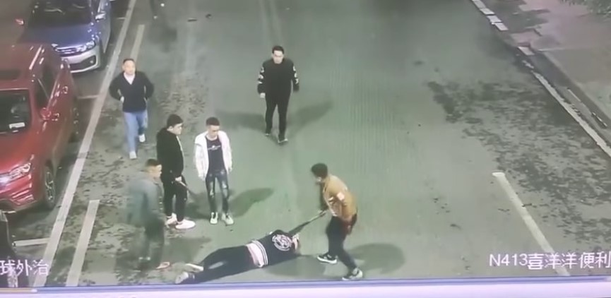 湖南吉首 烧烤店内起争端 多名精神小伙持刀当街砍人