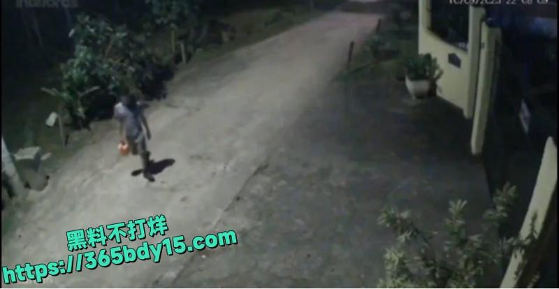 巴西男子分手后绝望自焚惨剧曝光1.