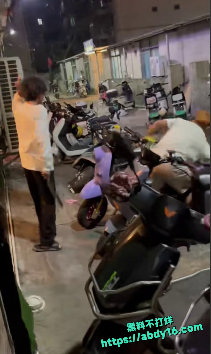精神小伙深夜拔刀互砍 5