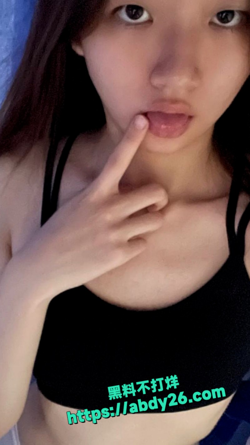 高颜值女大在酒店调教 33
