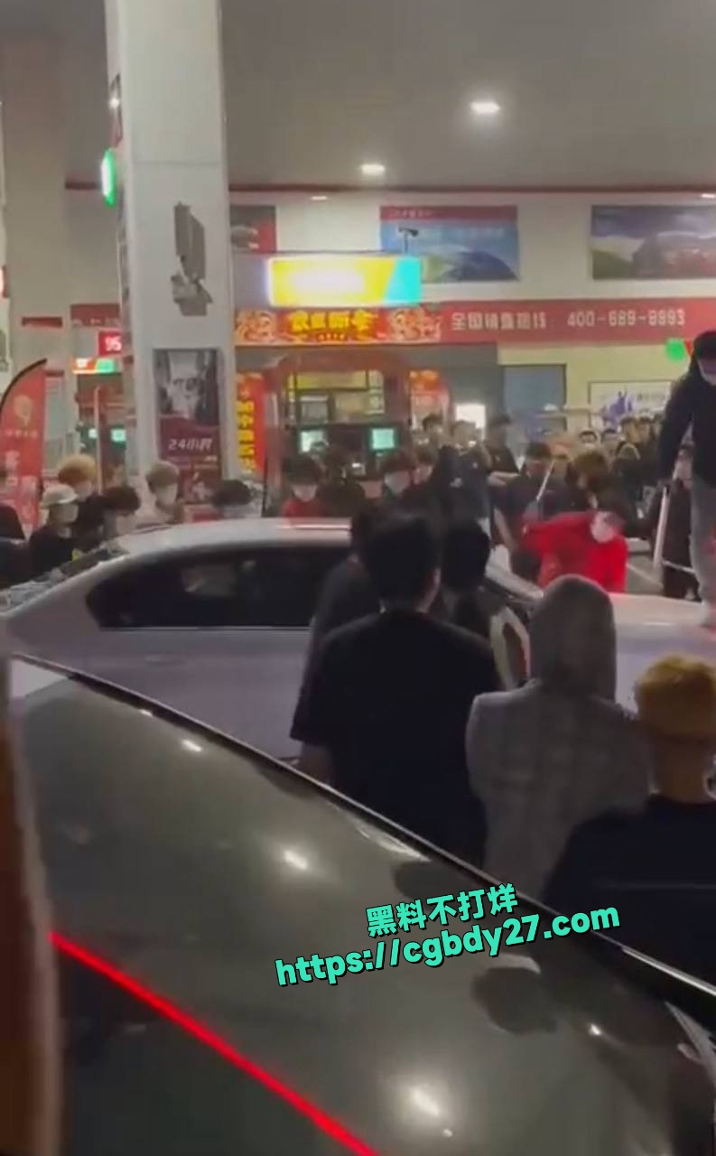 山东一群黄毛精神小伙打架砸车1