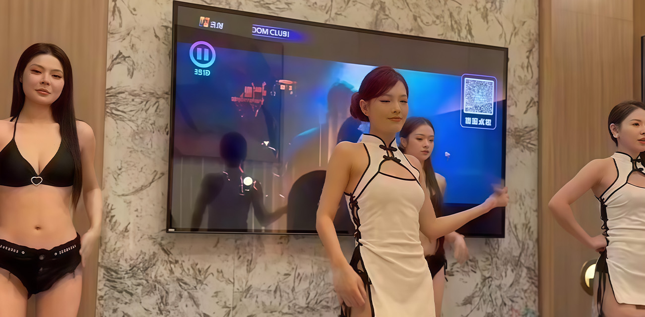 商务高端KTV现场点嫩模舞蹈团 比基尼勒出深沟与翘臀 旗袍开叉到腿根边跳边互动