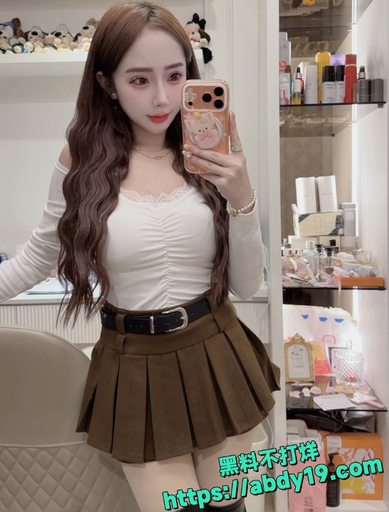 巨乳少妇妍妍早期自拍 3
