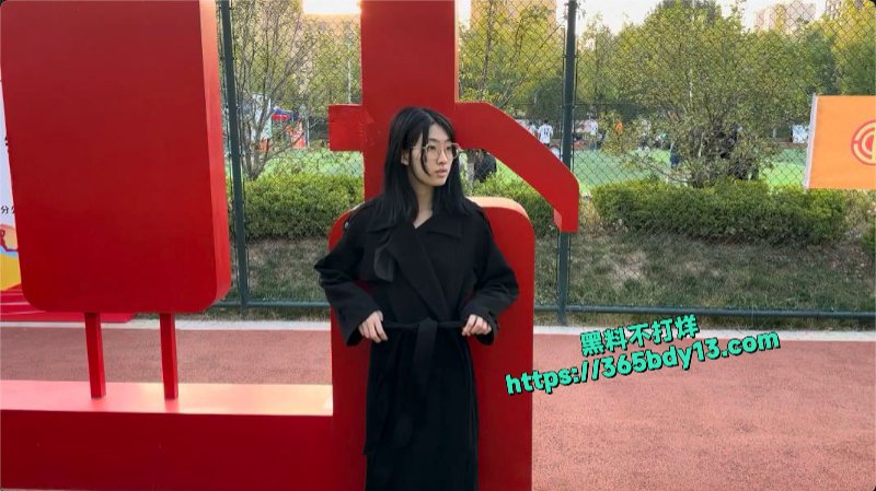 西萌长腿学妹濑濑篮球场户外露出全曝光1