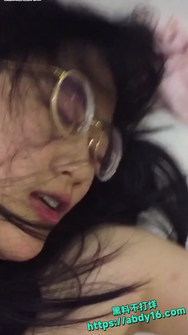 素雅眼镜学生妹私密反差夜5