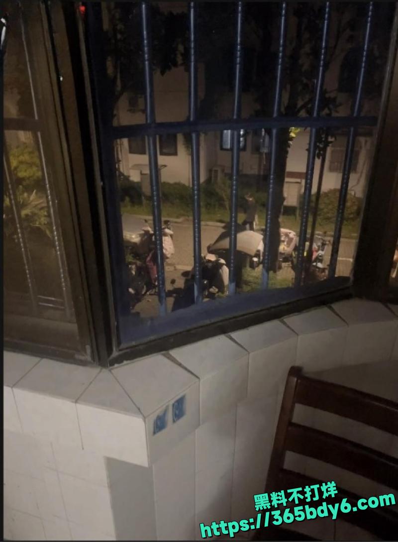海角社区少妇邻居阳台被狂操8
