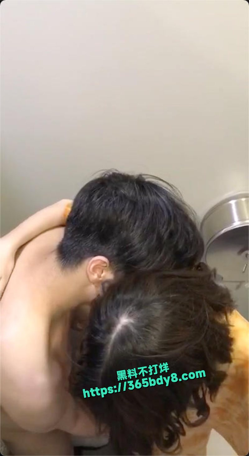 厕所做爱偷拍太刺激了1