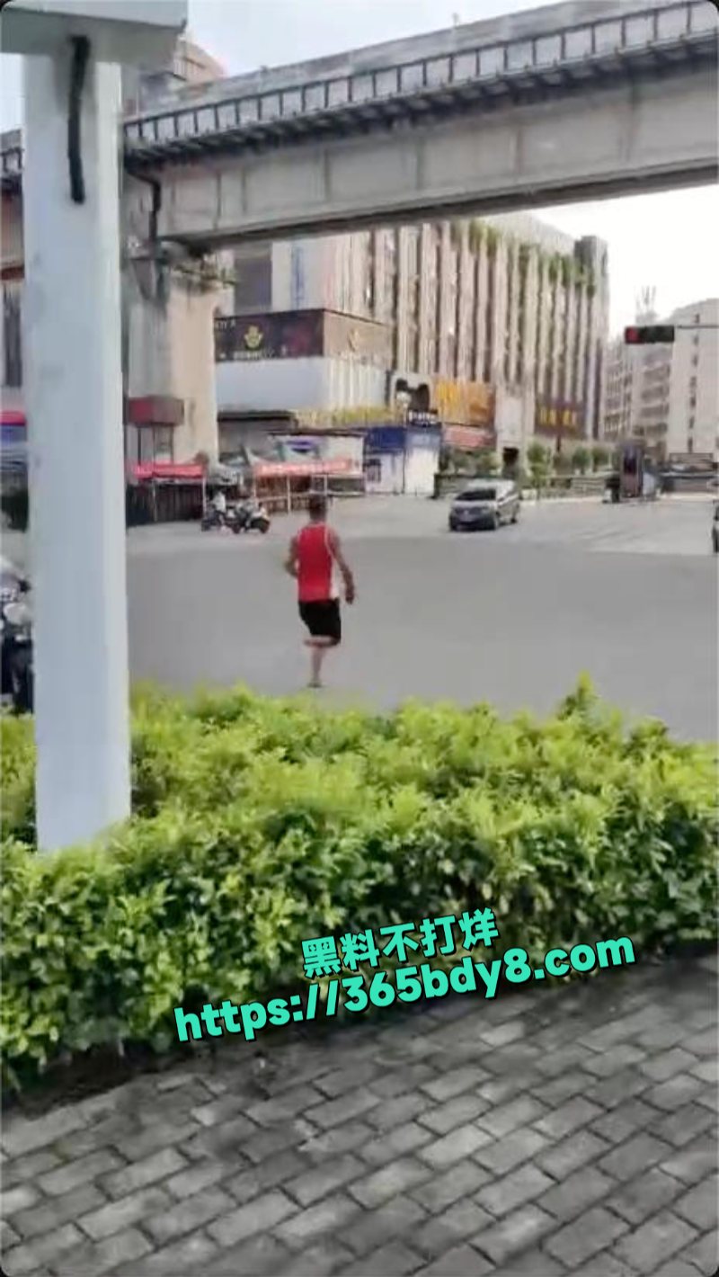 广西南宁一男子在街头抢劫后持刀捅人4