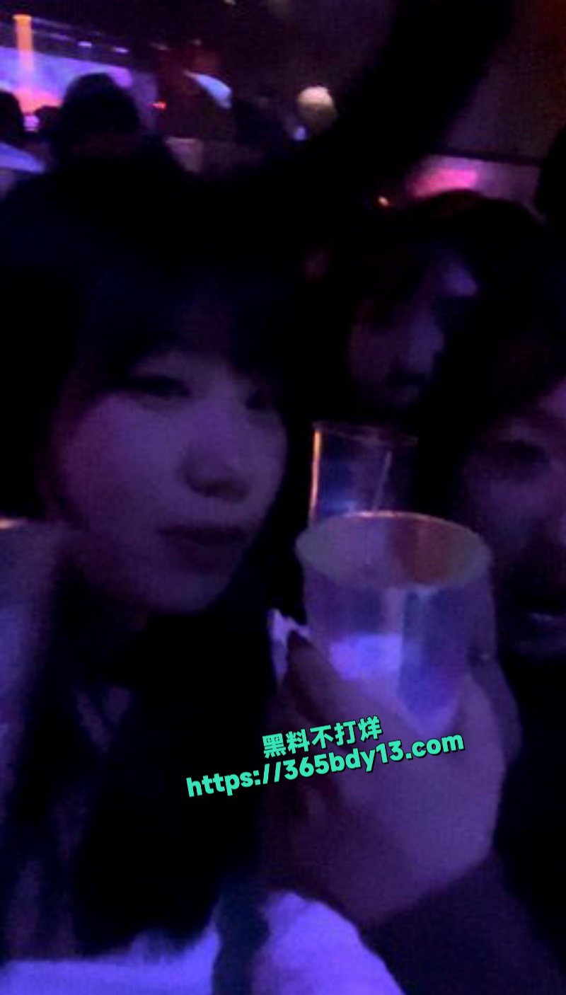 反差眼镜妹momocats平时学霸背后却是只骚母狗给金主老头操16