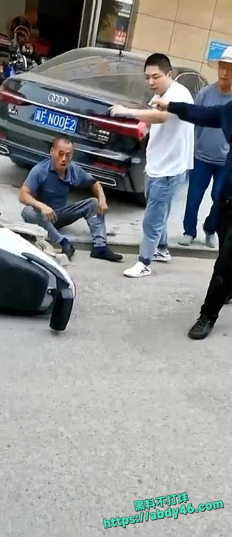 光头男路怒症街头打架09