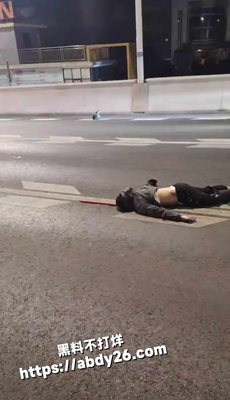 深夜马路惊现骑士精神