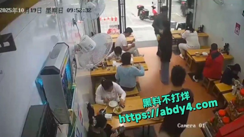 小仙女面馆一人独占两凳态度嚣张被男子及父亲当场暴打  9