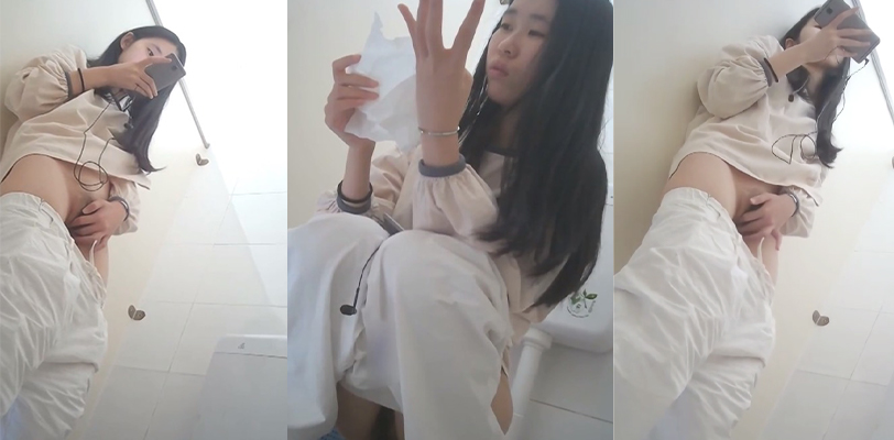 大学室友看片看得受不了 跑去厕所自慰 全程被拍下来 原来女生需求也不小
