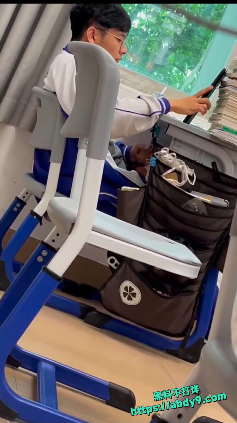 后排靠窗王故乡课堂无聊直接掏鸡导管 3