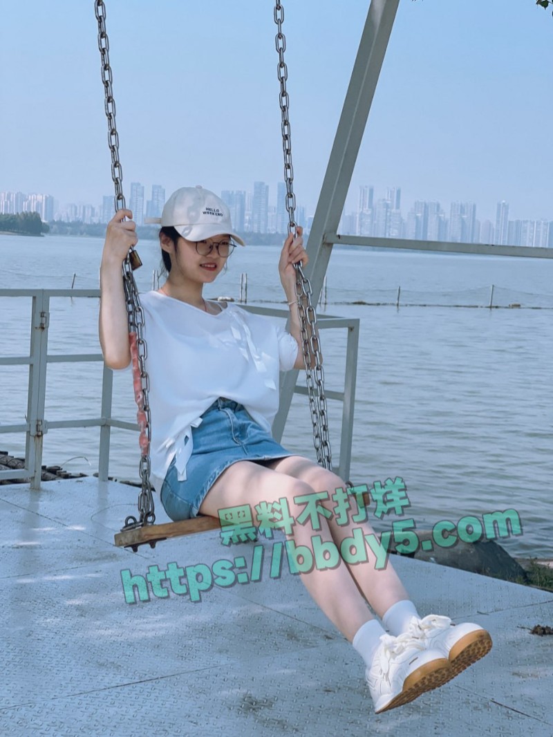 武汉可爱眼镜妹李恩1