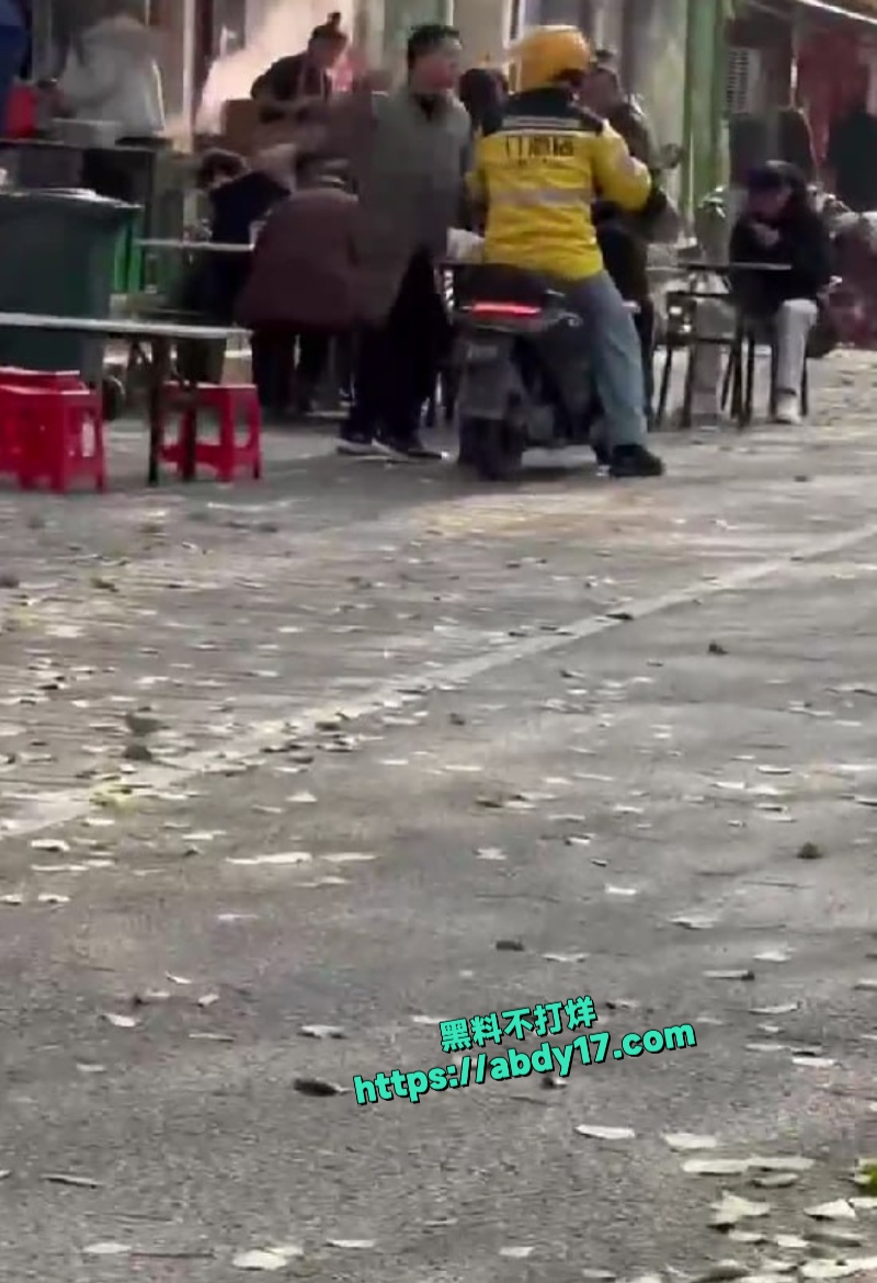 美团小哥与商家发生争执被商家暴打 2