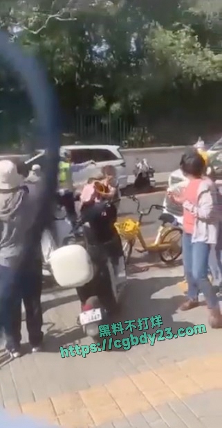 北京海淀区前进小学门口发生车辆冲撞行人事故8