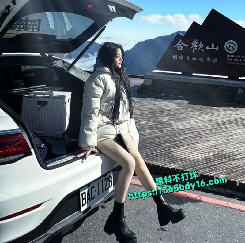 在社交媒体上坐拥6000粉丝的极品高颜值爱狗人士小若4