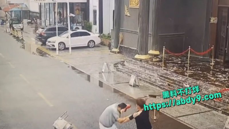 两大哥酒店门口遭菜刀狂砍4