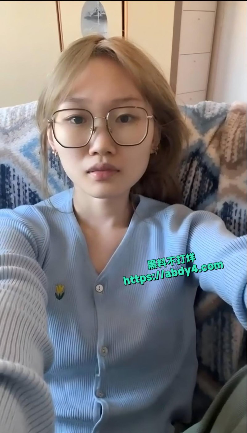 社交软件约到的肤白貌美00后白虎小美女张静怡1