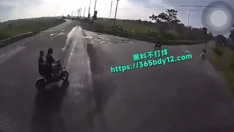 第一视角带你体验开车撞人瞬间1