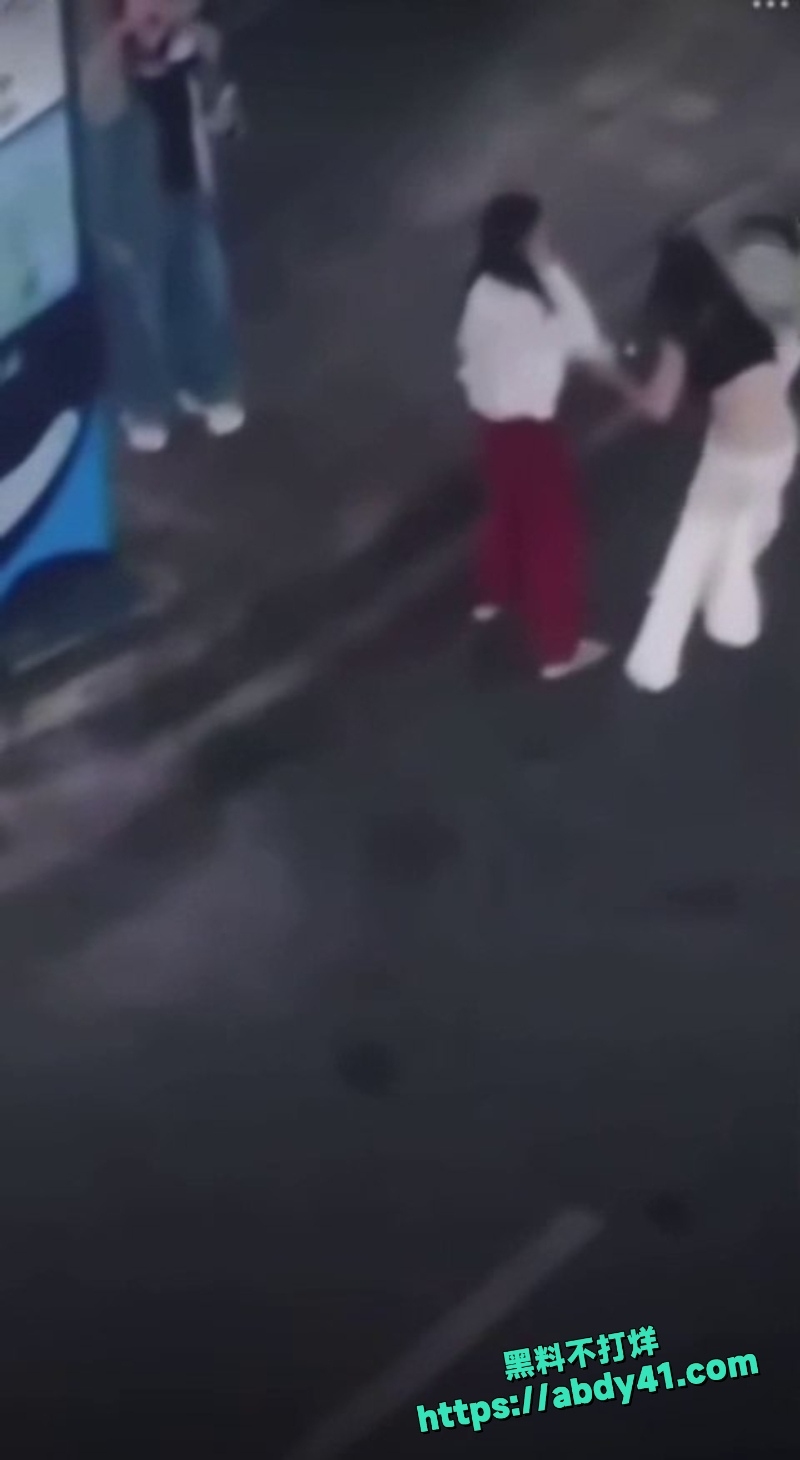 潭万豪街头抓小三衣服撕尽 9