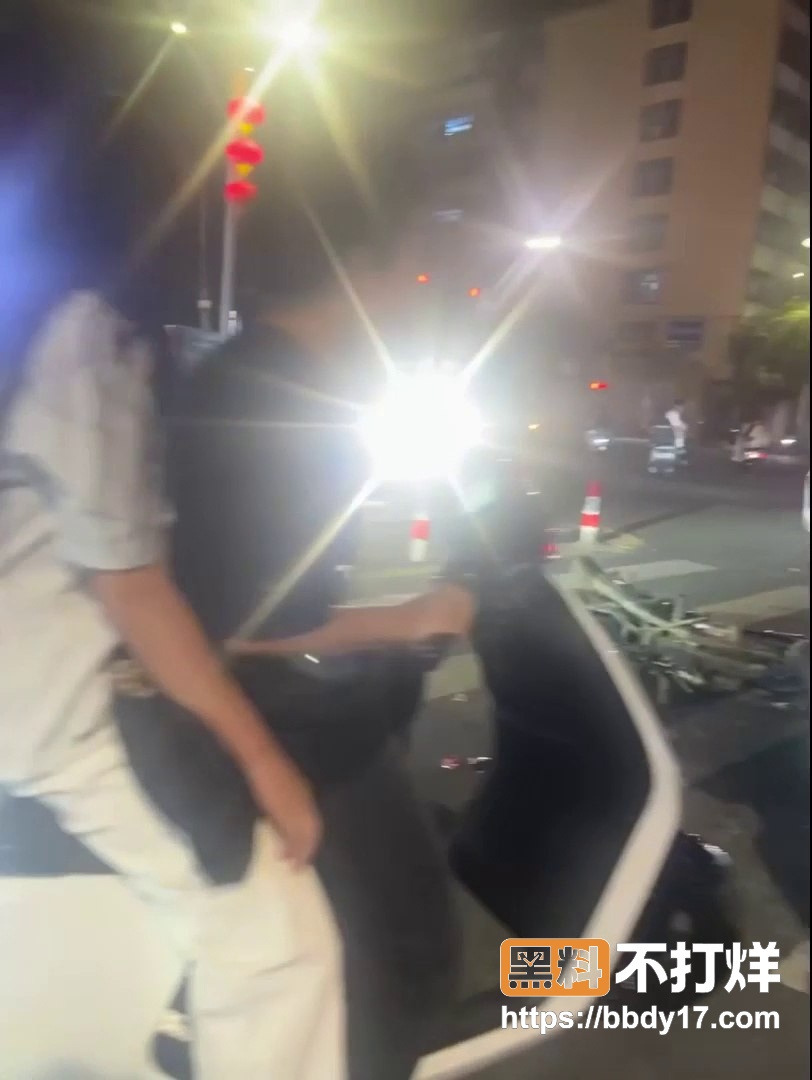 精神小伙持刀1