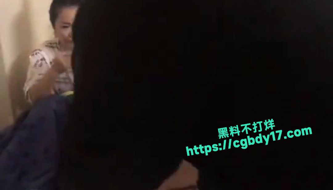老哥玩妹子被老婆抓奸在床6