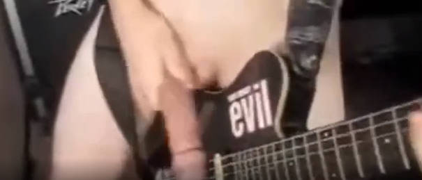 鸡他之王用大鸡吧弹吉他rock牛逼 见过吉他弹的狠但鸡吧弹的还是第一次见
