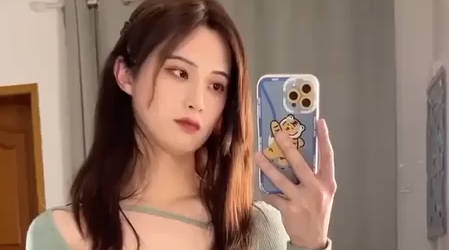 人妖巨根超大鸡巴 绿毛衣白丝吊带袜拉内裤露出大屌