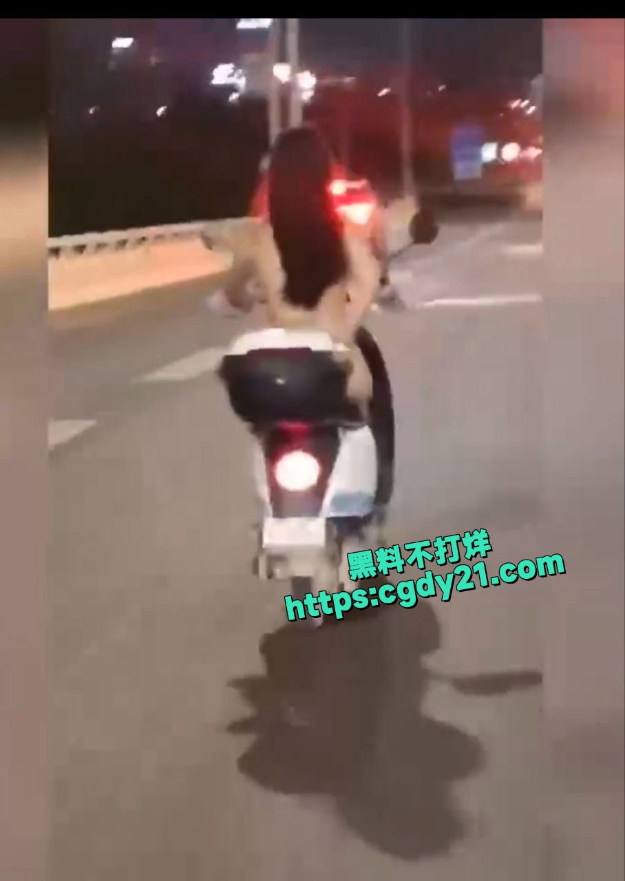 潮汕一女子当街脱衣，全身赤裸骑车闲逛6