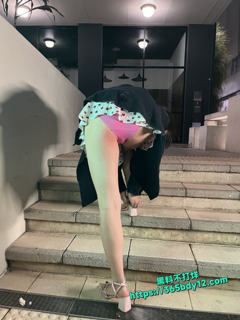 山东骚逼女友周利霞喜欢走光和到处约炮7