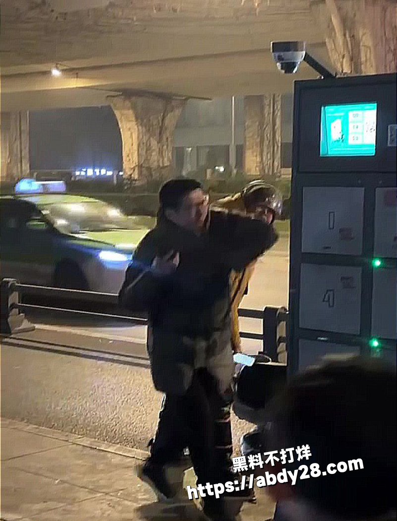 成都武侯双楠伊藤两人撞车现场4