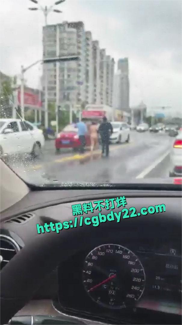 山东泰安一女子裸奔1