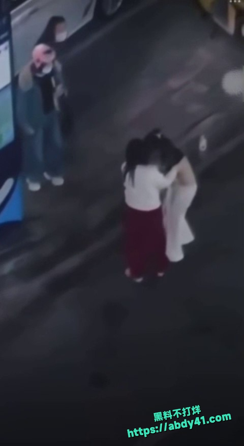 潭万豪街头抓小三衣服撕尽 8