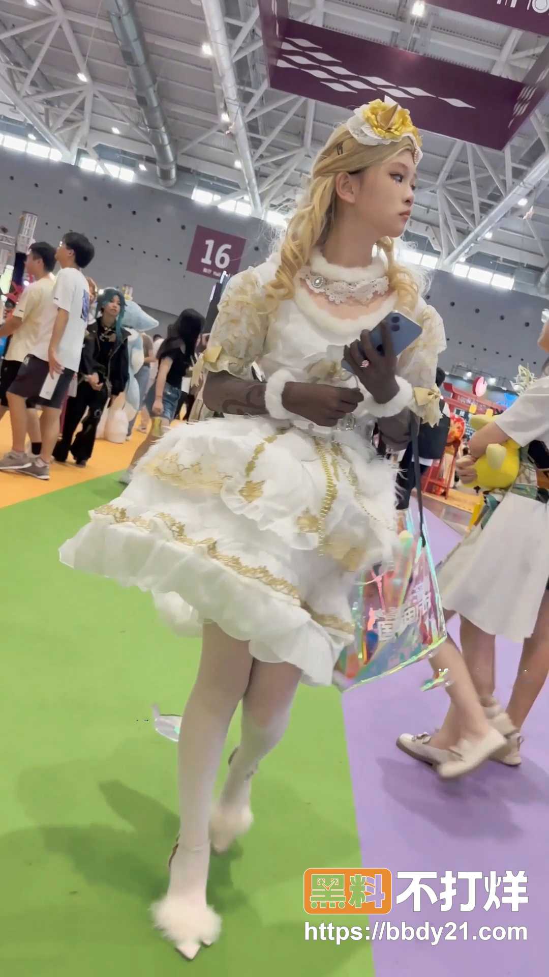 KFC漫展抄底金发白丝洛丽塔妹子2