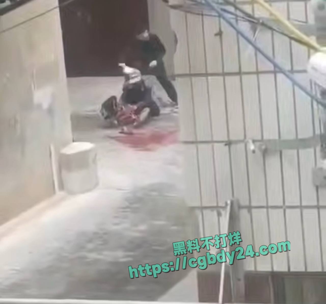 云南玉溪红塔区东风广场旁发生持刀砍人事件3