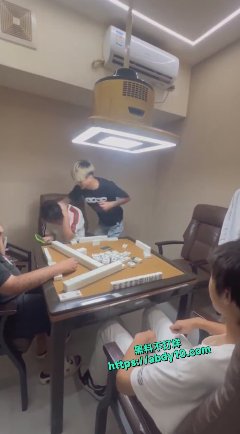 花臂精神小伙吃醋打人 4
