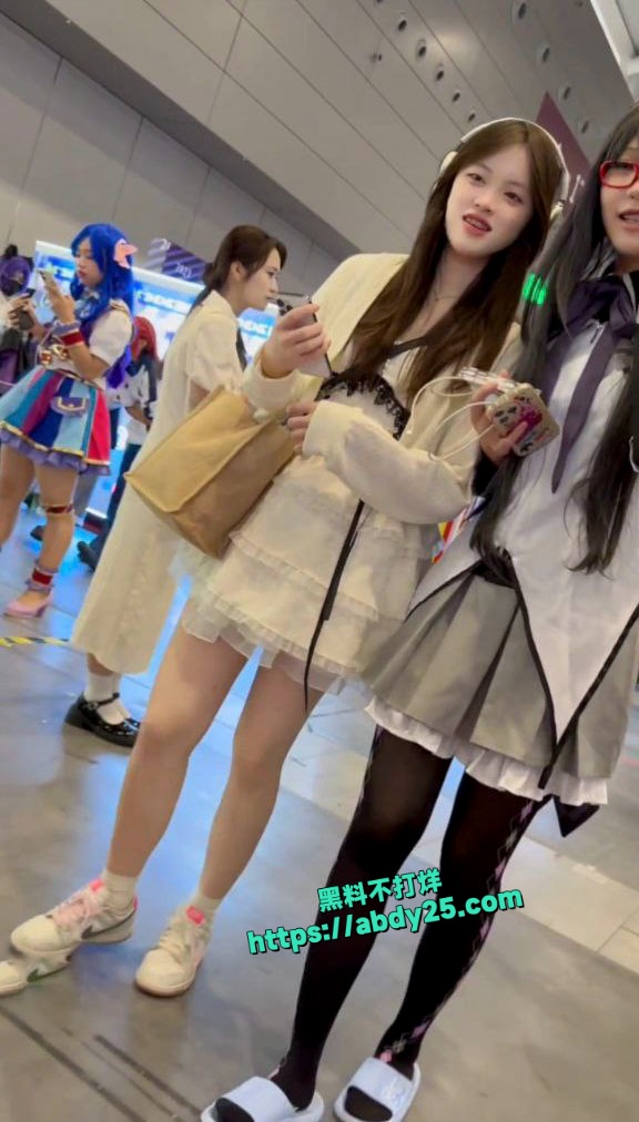 抄底大神逛漫展顶上蛋糕裙小妹 2