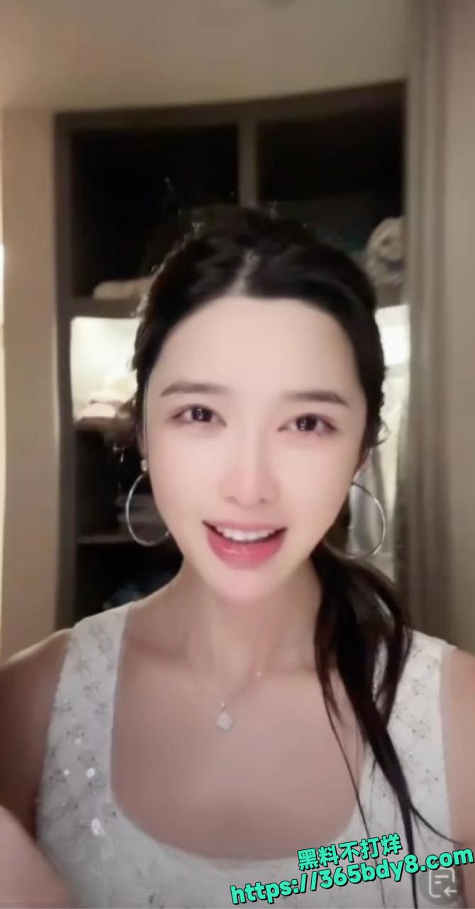 抖音百万网红直播洗脸不慎走光1
