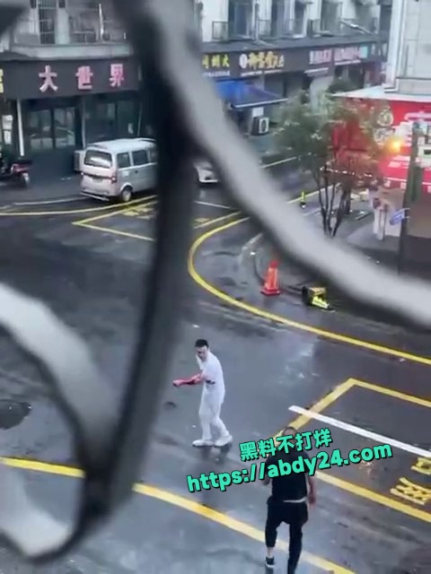 三名人员在公共街道发生激烈对峙 5