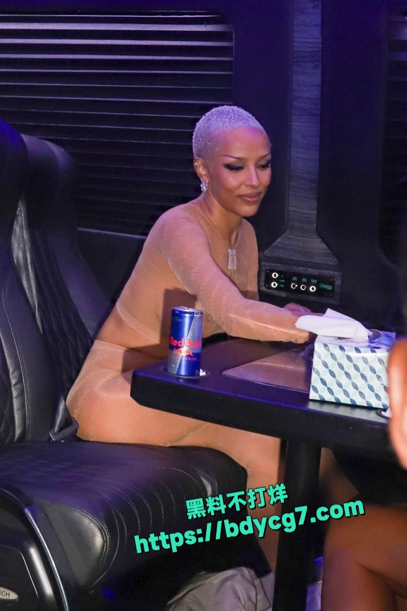 美国说唱歌手DojaCat纽约出席活动身着透视装16