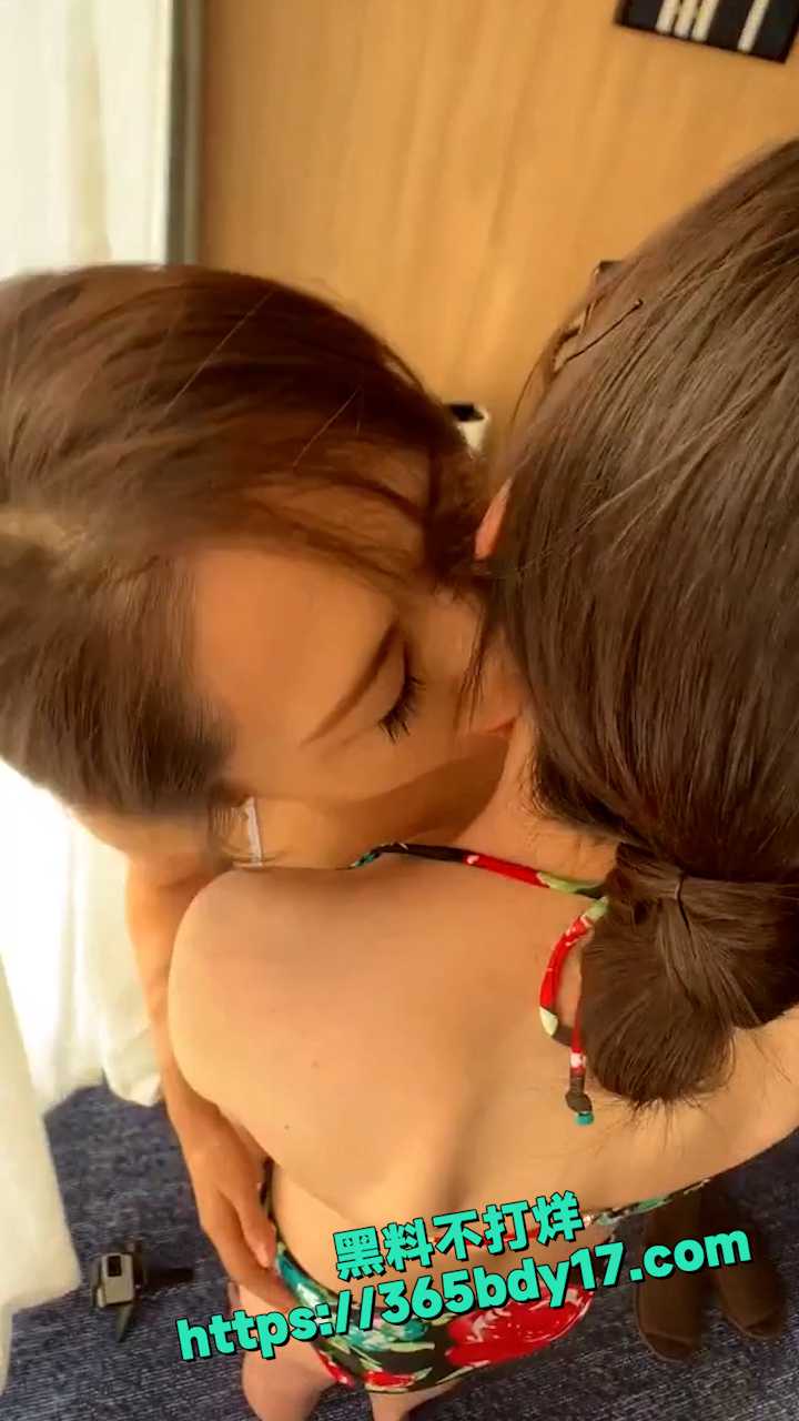 母女齐上阵先自慰在被操 8