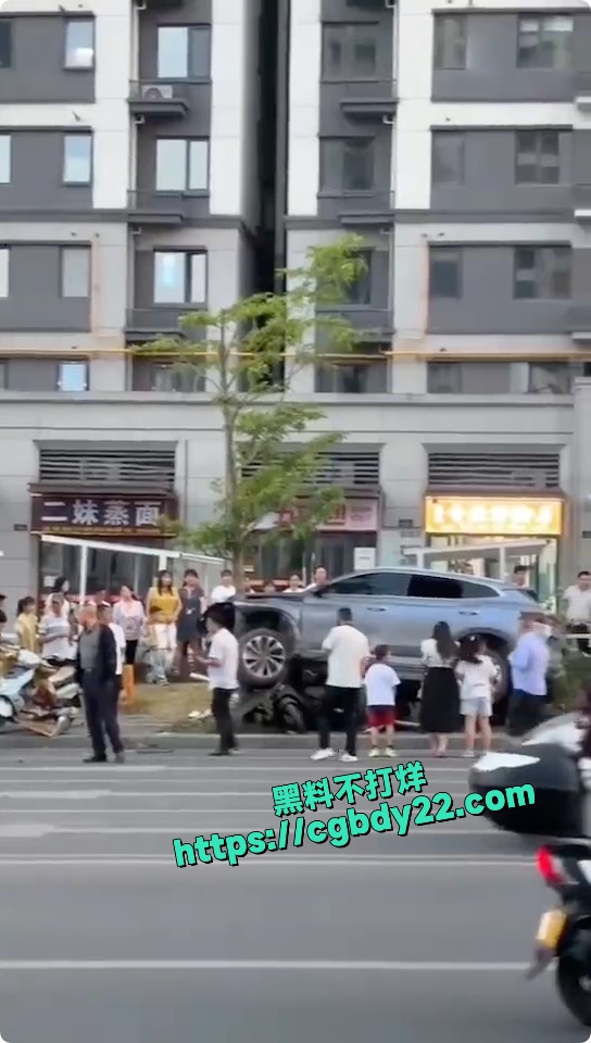 陕西安康（汉江路中梁宸院门口)车祸5