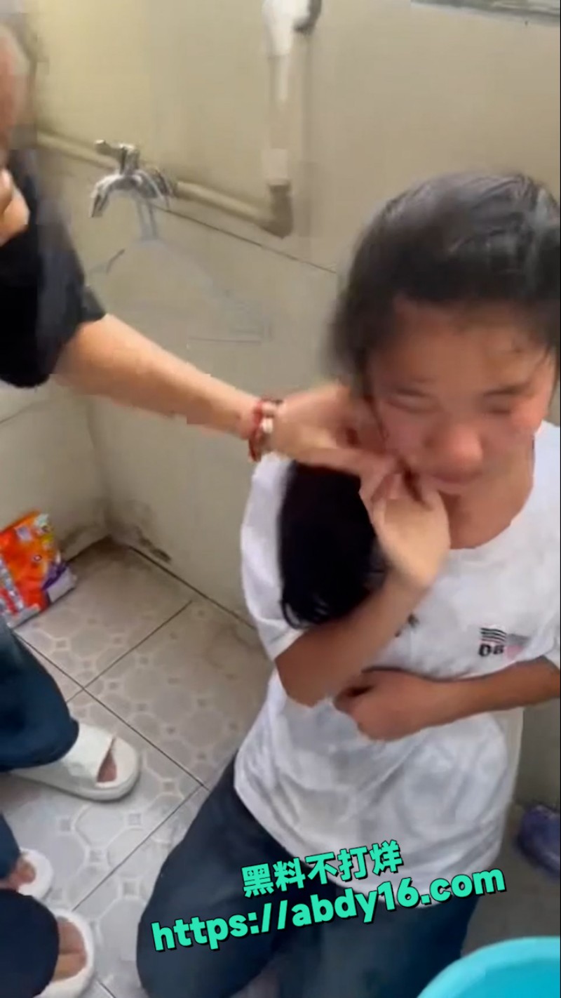 广西小表妹打架霸凌视频 8