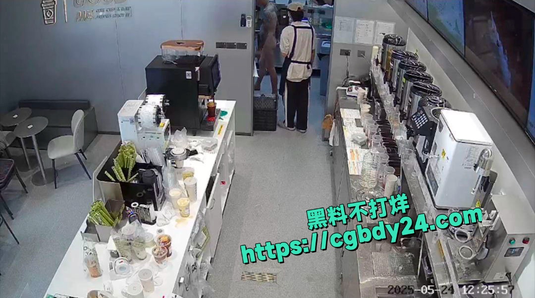 古茗奶茶店精神纹身男脱光衣服抢劫5