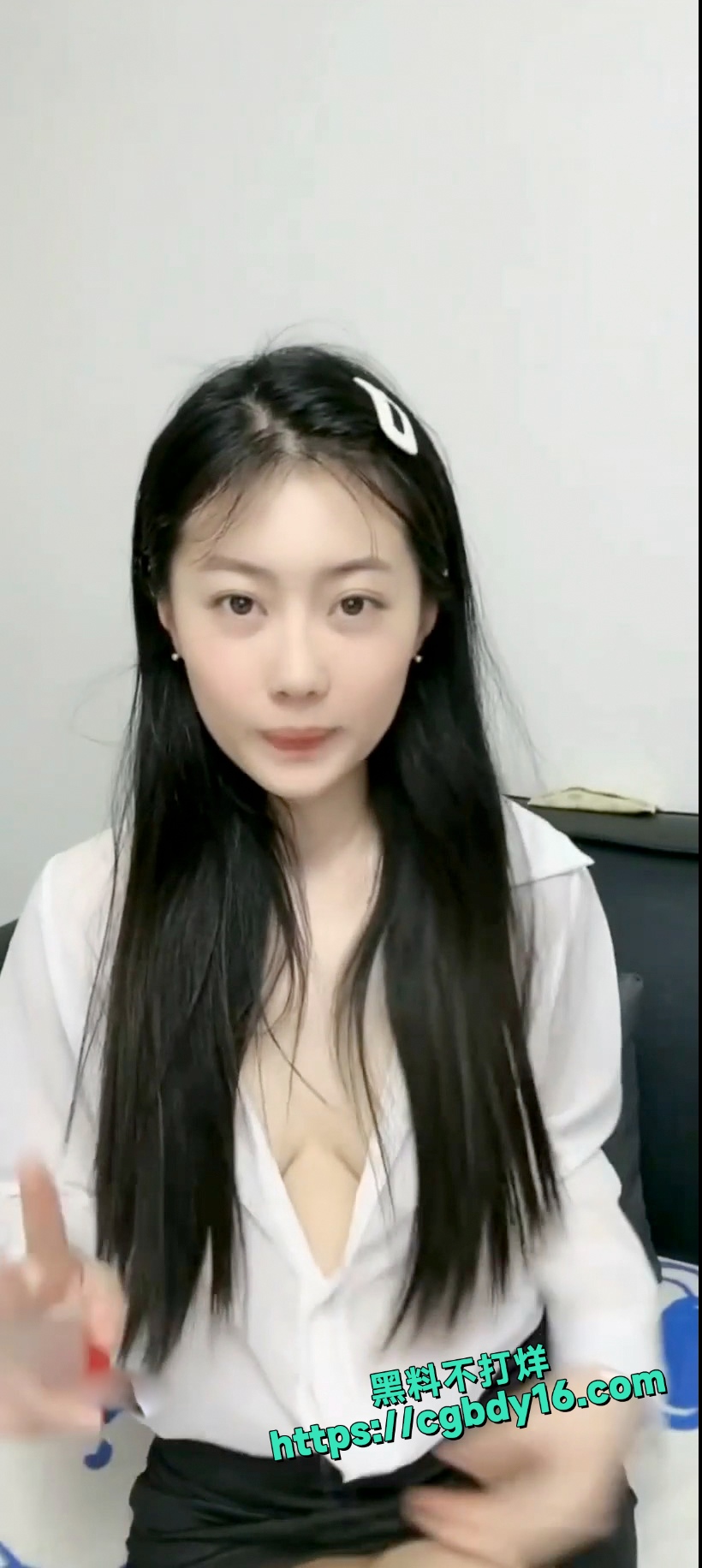 抖音小网红身材一流，假鸡模拟口交，紫薇的时候也很害羞1