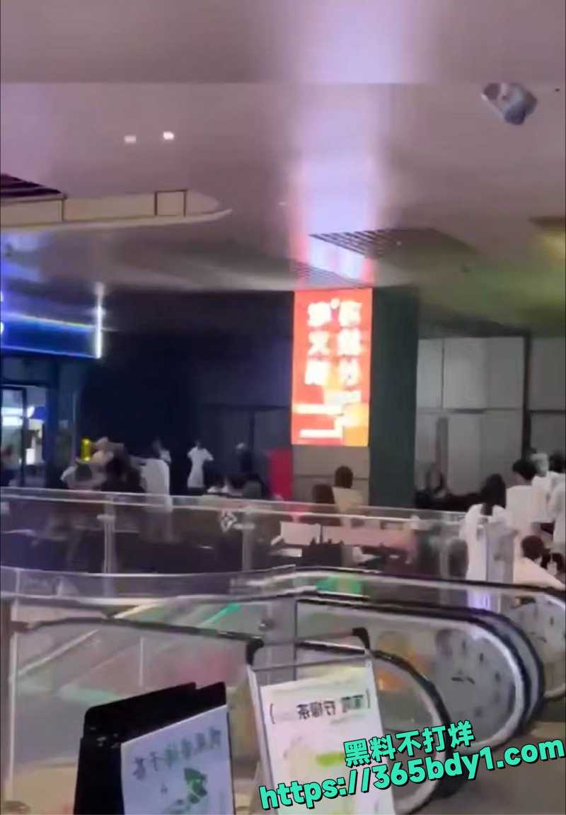 广东汕头多名精神小伙街头互殴2